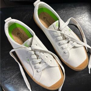 Cariuma Oco low Off -White Canvas Sneaker
